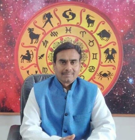 Shri Ravindra Vishwakarma, renowned Vedic astrologer in Varanasi